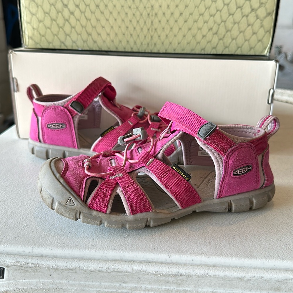 Keens Girls size 2 pink